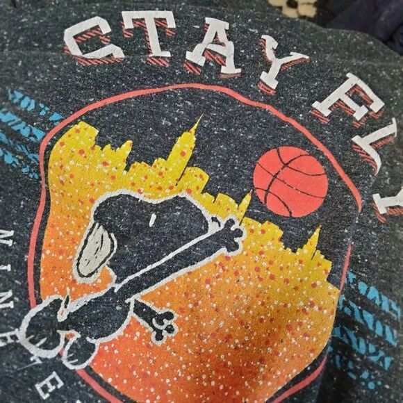Peanuts Short Sleeve Hoodie Tee Shirt Sz M Snoopy Stay Fly Basketball Gray - Picture 3 of 4